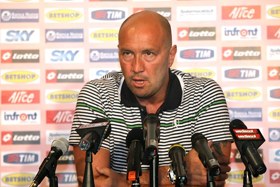 La conferenza stampa di presentazione come allenatore del Palermo per la stagione 2009/2010 (Ansa)